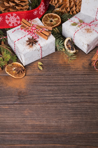 Fondo de Navidad con adornos y cajas de regalo en tablero de madera oscura.