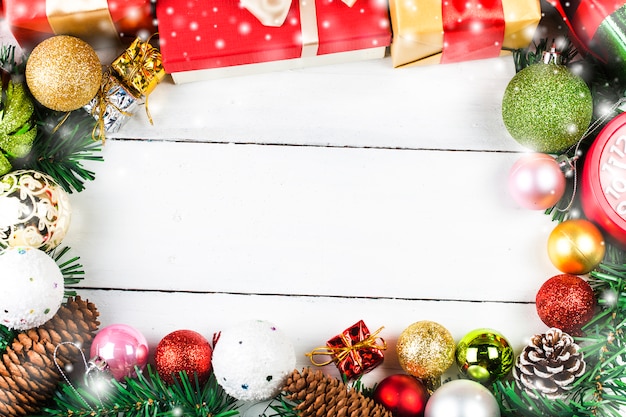 Fondo de Navidad con adornos y cajas de regalo en el tablero de madera