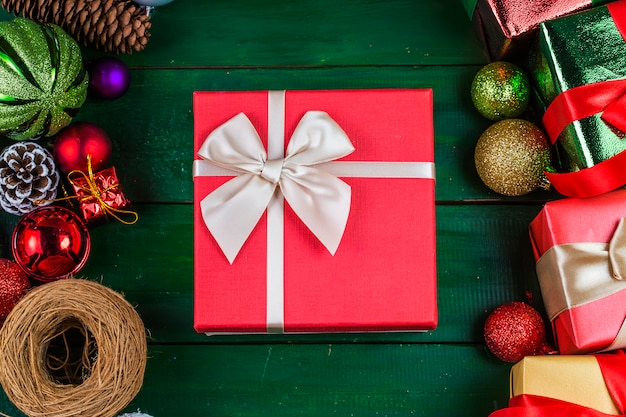 Fondo de Navidad con adornos y cajas de regalo en el tablero de madera