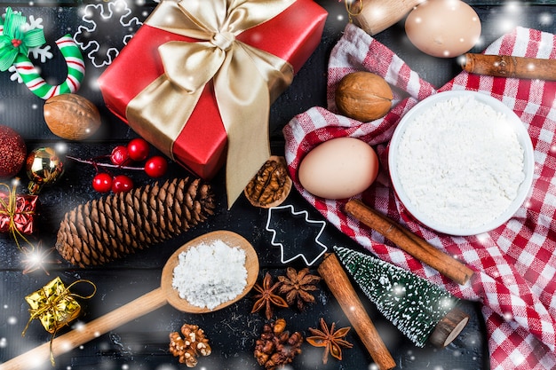 Foto fondo de navidad con adornos y cajas de regalo en el tablero de madera.