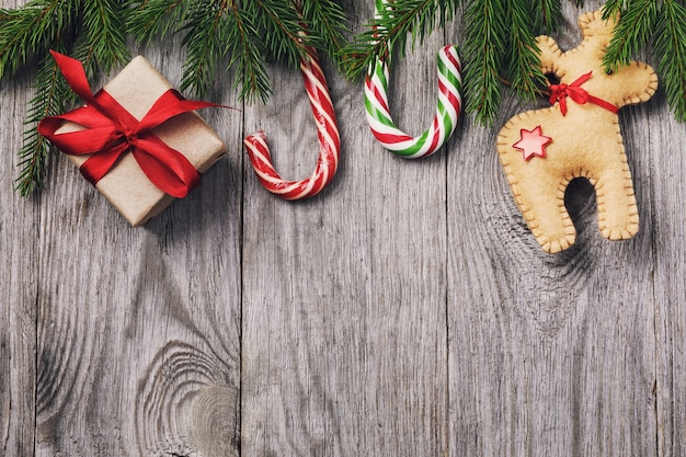 Fondo de Navidad con adornos y cajas de regalo en tablero de madera