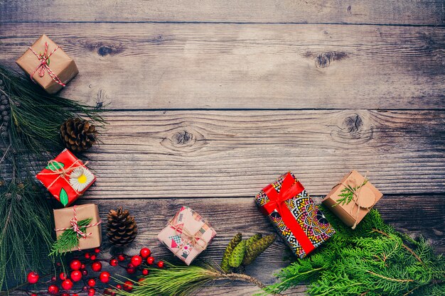 Fondo de Navidad con adornos y cajas de regalo en el tablero de madera.