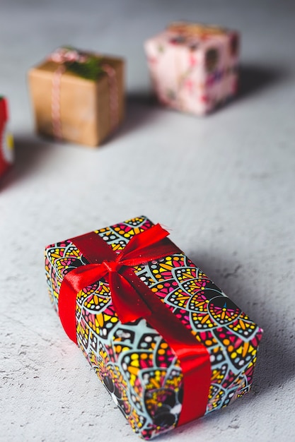 Foto fondo de navidad con adornos y cajas de regalo en el tablero de madera.