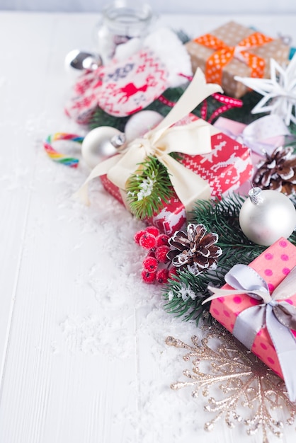 Fondo de Navidad con adornos y cajas de regalo en tablero de madera