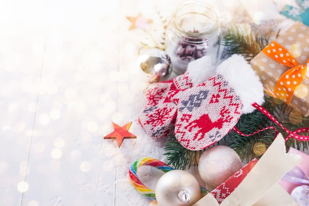 Fondo de Navidad con adornos y cajas de regalo en tablero de madera