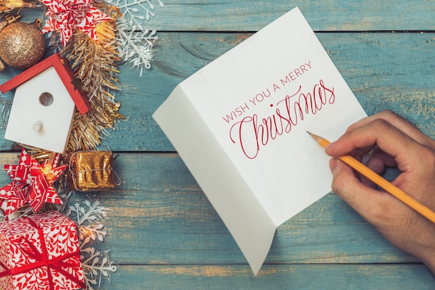 Fondo de Navidad con adornos con escritura a mano en tarjetas de felicitación. Vista superior con espacio de copia.