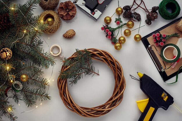 Fondo de navidad con adornos guirnalda y piñas creando corona hecha de árbol de navidad ...