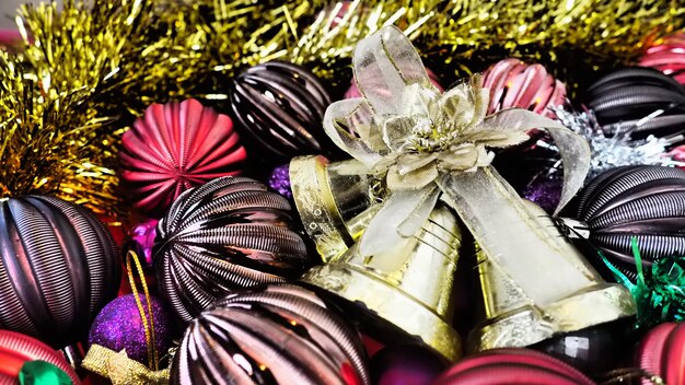 Fondo de Navidad con adornos navideños bolas navideñas campanas arcos árbol de Navidad lluvia feliz año nuevo y feliz Navidad rojo marrón rayas verde oro púrpura colorido decoraciones