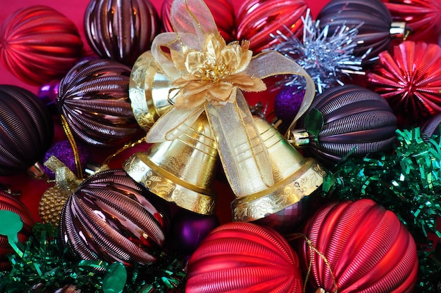 Fondo de Navidad con adornos navideños bolas navideñas campanas arcos árbol de Navidad lluvia feliz año nuevo y feliz Navidad rojo marrón rayas verde oro púrpura colorido decoraciones