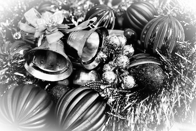 Fondo de Navidad con adornos navideños bolas navideñas campanas arcos Oropel de Navidad Feliz año nuevo y Feliz Navidad Foto monocromática en blanco y negro Estilo vintage retro Viñeta blanca