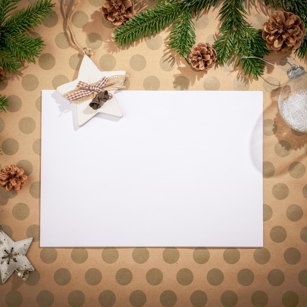 Fondo de Navidad con adornos en papel artesanal en estilo rústico