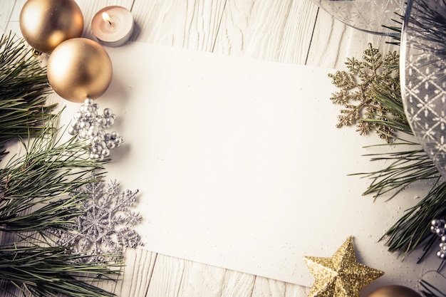 Fondo de Navidad con adornos en tablero de madera