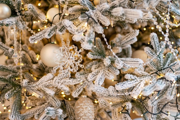 Fondo de Navidad y año nuevo, árbol decorado con luces y decoración de cristal de año nuevo. Enfoque selectivo suave.