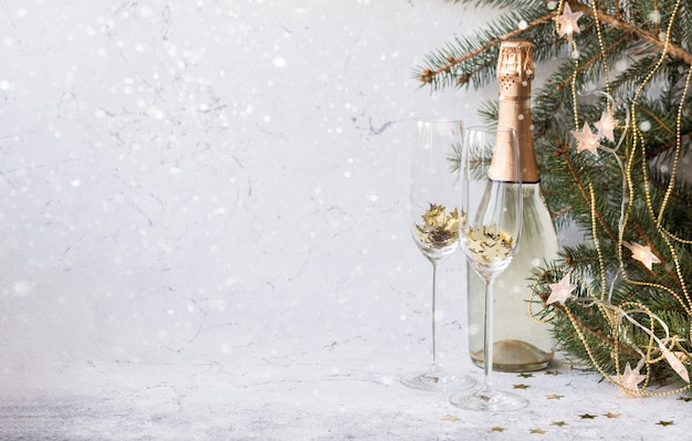 Fondo de Navidad y año nuevo con botella de champagne y abeto decorado