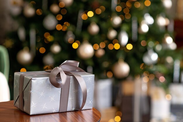 Fondo de Navidad y año nuevo - cajas de regalo, regalos, con el telón de fondo de luces bokeh de un árbol de Navidad decorado. Enfoque selectivo suave.