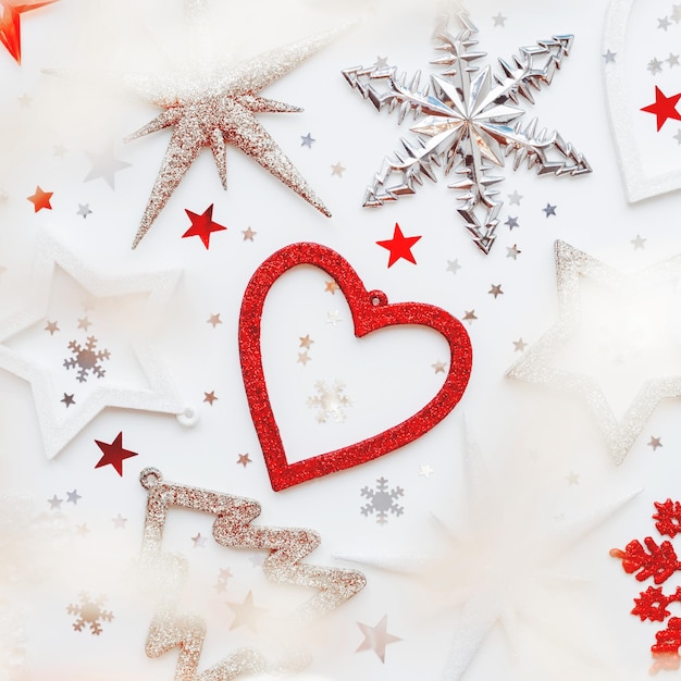 Foto fondo de navidad y año nuevo con copos de nieve de corazón y símbolos navideños de confeti de estrellas