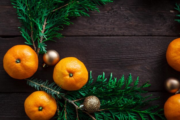 fondo de Navidad año nuevo con mandarinas y una corona de ramas de abeto invierno todavía