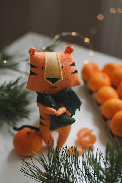 Fondo de Navidad y año nuevo con mandarinas y símbolo de juguete de tigre de