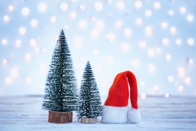 Fondo de Navidad y año nuevo con Santa Claus y árboles de Navidad. Tarjeta de felicitación navideña.