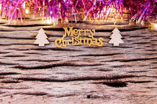 Foto fondo de la navidad con el árbol de abeto y decoración en viejo fondo de madera oscuro.