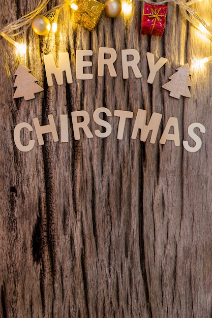 Foto fondo de la navidad con el árbol de abeto y decoración en viejo fondo de madera oscuro.