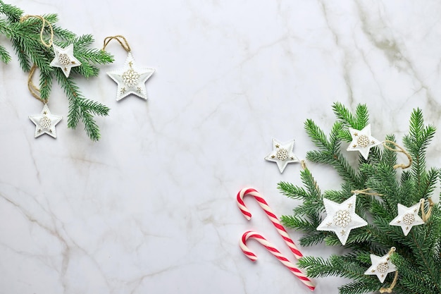 Fondo de navidad con árbol y adornos decorativos en forma de estrellas Vista superior plana