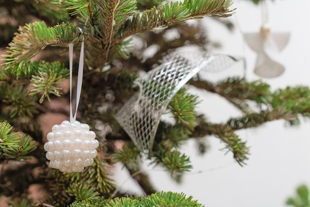 Fondo de Navidad con árbol de Navidad decorado de cerca Concepto de vacaciones acogedoras de invierno o año nuevo Enfoque selectivo