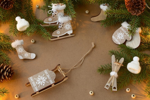 Fondo de Navidad árbol de Navidad decorativo de madera esquís trineos patines botas mitones sombrero