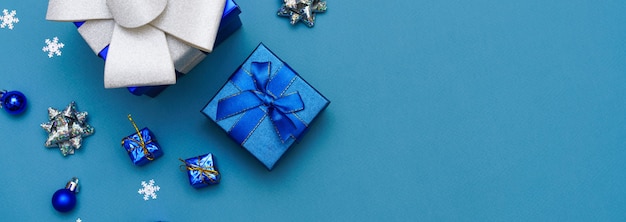 Fondo de navidad azul de adornos de caja de regalo y copo de nieve y bolas de color azul y plata con ...