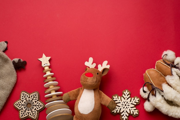 Foto fondo de navidad para bebés, decoración de madera plana infantil de invierno, ciervos, tela sobre fondo rojo