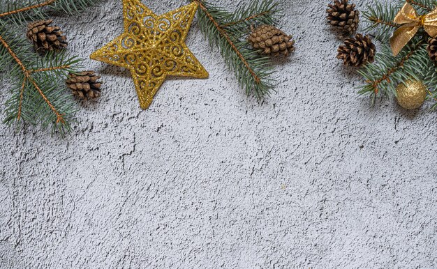 Fondo de Navidad blanca con ramas de árboles de Navidad, composición festiva de invierno con espacio de copia