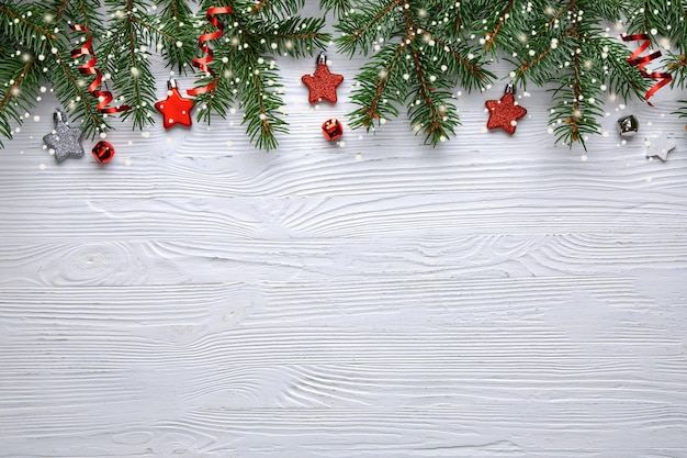 Fondo de Navidad blanca con ramas de árboles de Navidad y frutos rojos, composición festiva de invierno con espacio de copia.