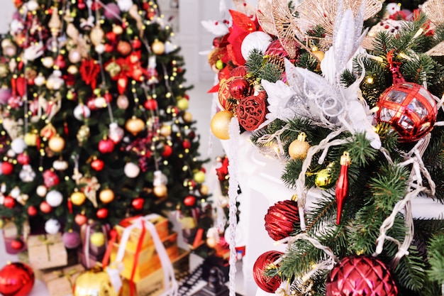 Fondo de Navidad en blanco-árbol de Navidad con juguetes y decoración