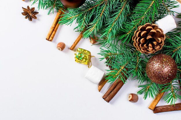 Fondo de navidad con bola de caramelo de abeto