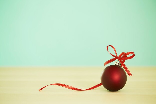 Fondo de navidad con bola de navidad sobre un fondo de madera