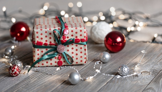 Fondo de Navidad con bolas de caja de regalo en el árbol y luces bokeh