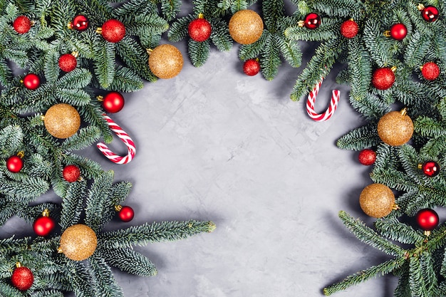 Fondo de Navidad con bolas doradas y rojas.