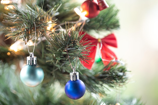 Fondo de Navidad con bolas de Navidad en un árbol de Navidad