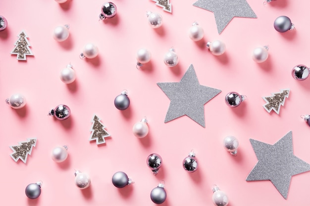 Fondo de Navidad con bolas de plata, estrellas en rosa