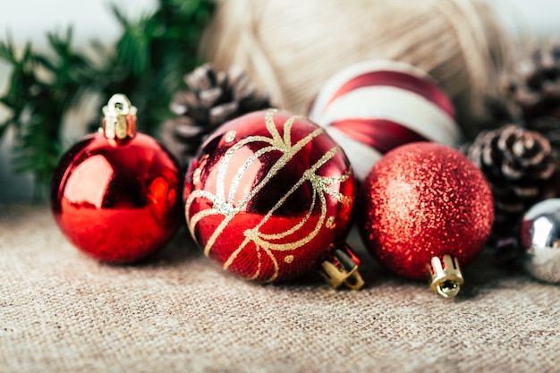 Fondo de Navidad, bolas rojas de Navidad y conos