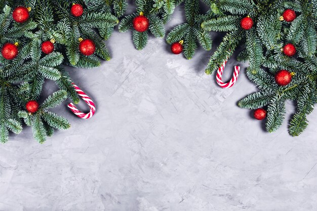 Fondo de Navidad con bolas rojas.