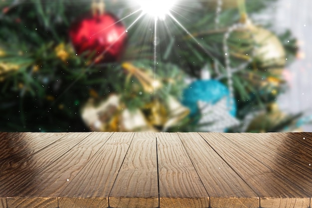 Fondo de Navidad borroso con mesa de madera vacía en foco Pantalla vacía para ensamblaje de productos