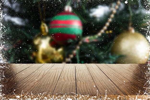 Fondo de Navidad borroso con mesa de madera vacía en foco Pantalla vacía para ensamblaje de productos