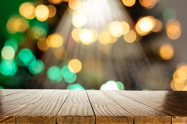 Fondo de Navidad borroso con mesa de madera vacía en foco Pantalla vacía para ensamblaje de productos