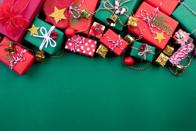 Fondo de la Navidad, caja de regalo con la decoración de los calcetines en fondo verde.