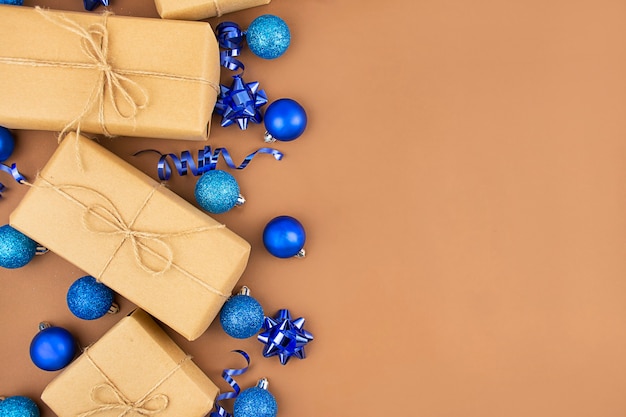 Fondo de Navidad de cajas de regalo y bolas azules sobre una mesa marrón. Fondo de Navidad. Bandera.