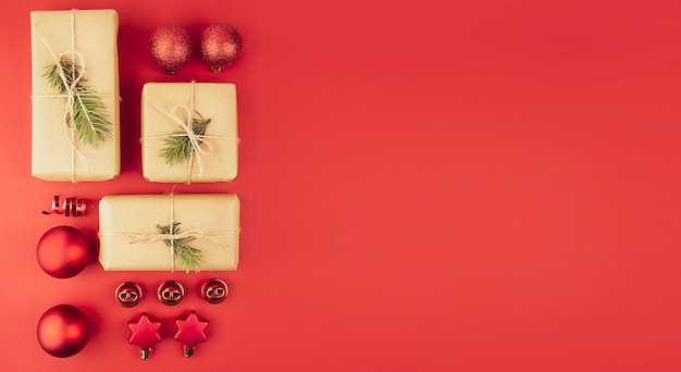 Fondo de Navidad de cajas de regalo de bolas de Navidad rojas sobre un fondo rojo. Bandera. Copie el espacio.