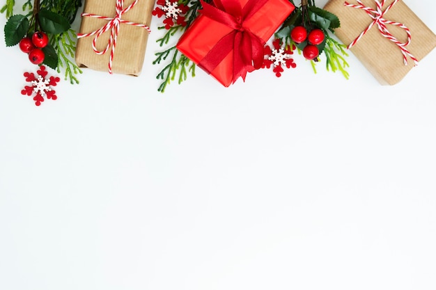 Fondo de Navidad con cajas de regalo y decoraciones de invierno.