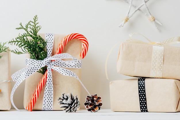 Foto fondo de navidad con cajas de regalo y decoraciones.