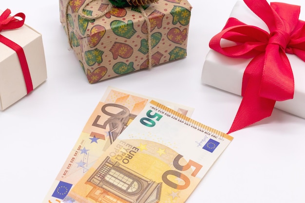 Fondo de navidad con cajas de regalo y dinero de 50 euros